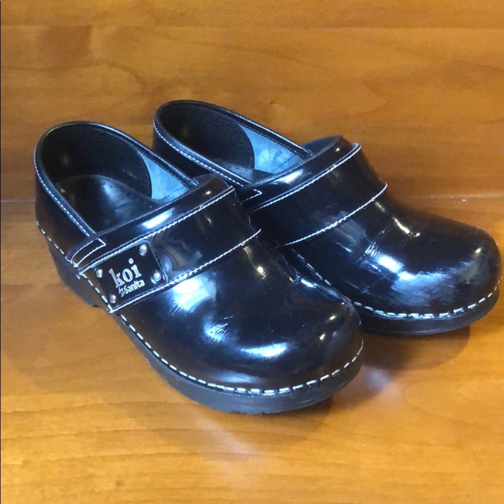 Black nursing clog